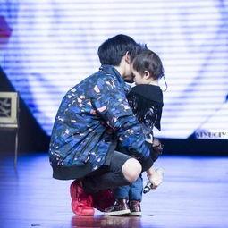 易烊千玺抱楠楠的照片,与萌娃楠楠共度欢乐时光